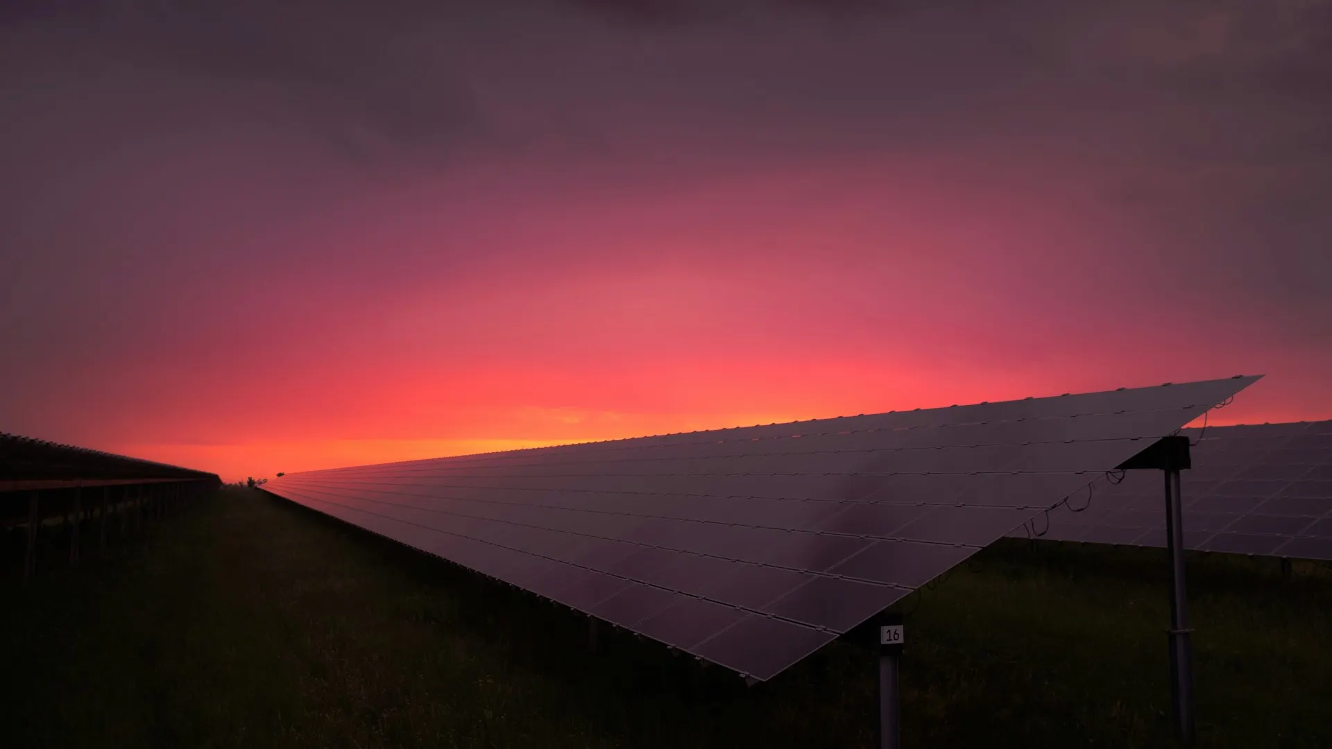 Paneles solares fotovoltaicos al atardecer