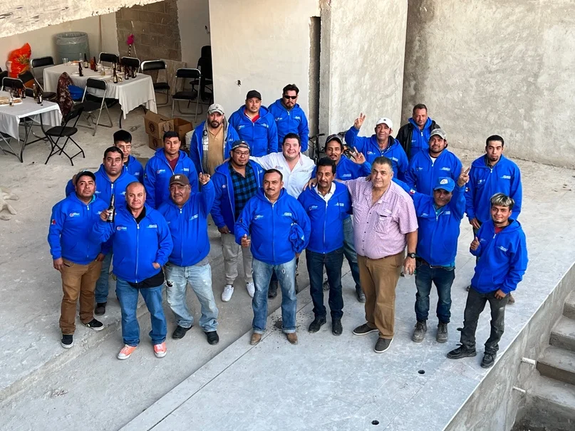 Equipo completo de Albercas OneWave en una obra terminada