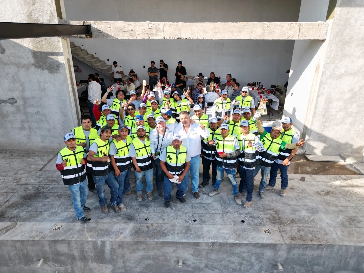 Gran reunión del equipo completo de OneWave con chalecos reflejantes en obra